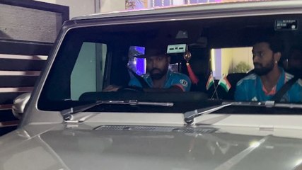 ভারতের হারের পর মুখ লুকিয়ে মাঠ ছাড়লেন শাহরুখ খান, বিষণ্ণ অন্য সেলেবরাও