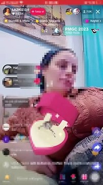 Rezillik diz boyu! TikTok'ta yarı çıplak yayın açıp dakikalar ...