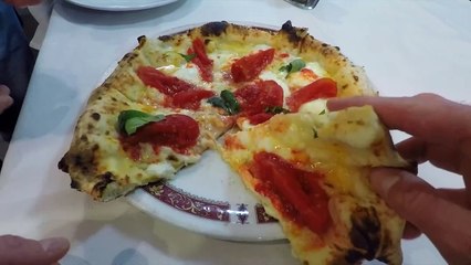 Pizza Spettacolare al _Vesuvio_, l'Antica Pizzeria dal 1988 a Cuneo, Piemonte, Italia