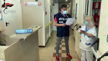 I Nas al Gom di Reggio: sospesi per un anno l'ex primario di Oncologia e il suo vice, 7 indagati