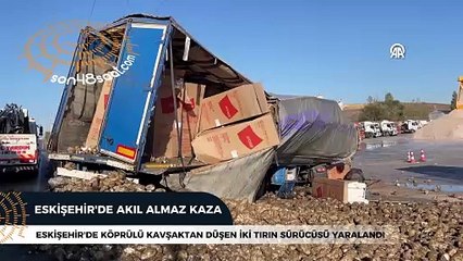 Eskişehir'de köprülü kavşaktan düşen iki tırın sürücüsü yaralandı