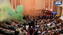 Parlamentoda siyasetçiler sis bombası attı