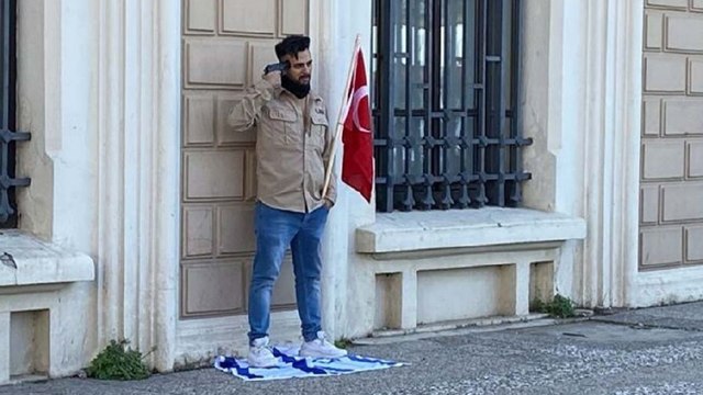 İzmir’de İsrail protestosu: Başına silah dayadı!