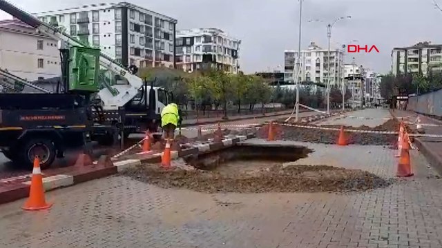 Sağanak nedeniyle yol çöktü, cadde trafiğe kapatıldı