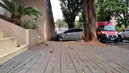 Idosa fica ferida ao colidir Onix contra muro no Centro