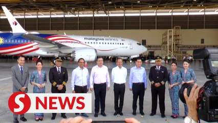 Скачать видео: Malaysia Airlines expands fleet with new Boeing 737 MAX aircraft