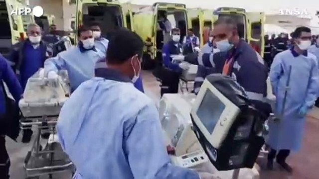 Bimbi prematuri evacuati dall'ospedale al Shifa di Gaza giungono in Egitto