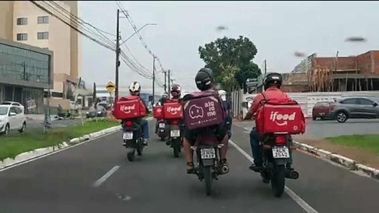 Motoboys prestam homenagem a colega falecido em acidente na PR-482, entre Umuarama e Maria Helena