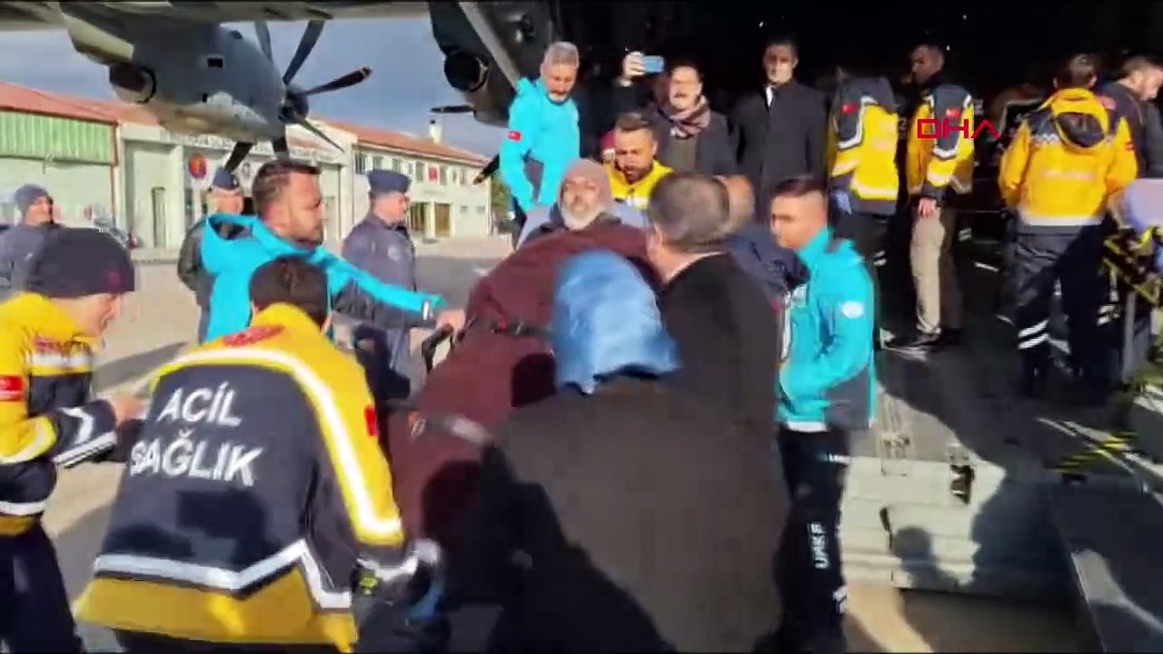 Sağlık Bakanı Koca, Gazze'den gelen hastaların olduğu uçaktan yolcuların inişine refakat ediyor -2