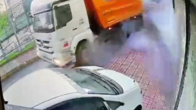 İstanbul’da hareket halindeki kamyonun lastiğinin bomba gibi patladığı anlar kamerada