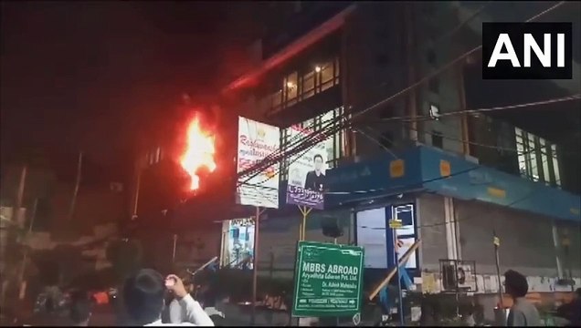 लखनऊ: हजरतगंज के केनरा बैंक में लगी भीषण आग, खिड़की के रास्ते निकले बैंक के कर्मचारी
