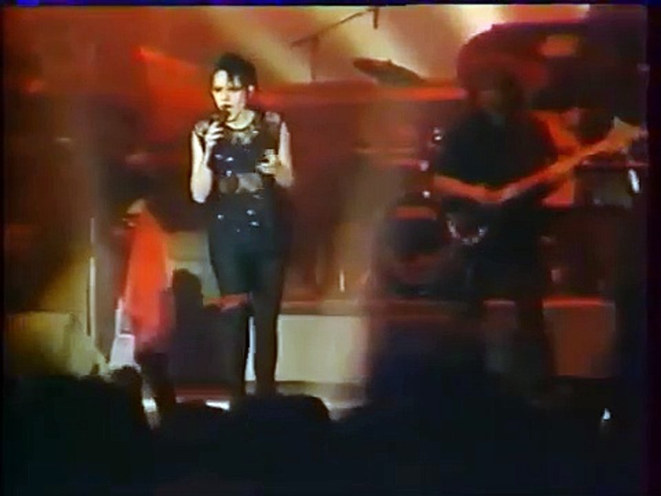 Jeanne Mas chante son tube "En rouge et noir" en live