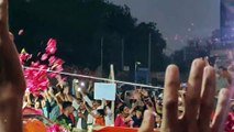प्रधानमंत्री नरेन्द्र मोदी का रोड शो: कहीं पुष्प वर्षा तो कही दीपकों से सजी थाली से स्वागत
