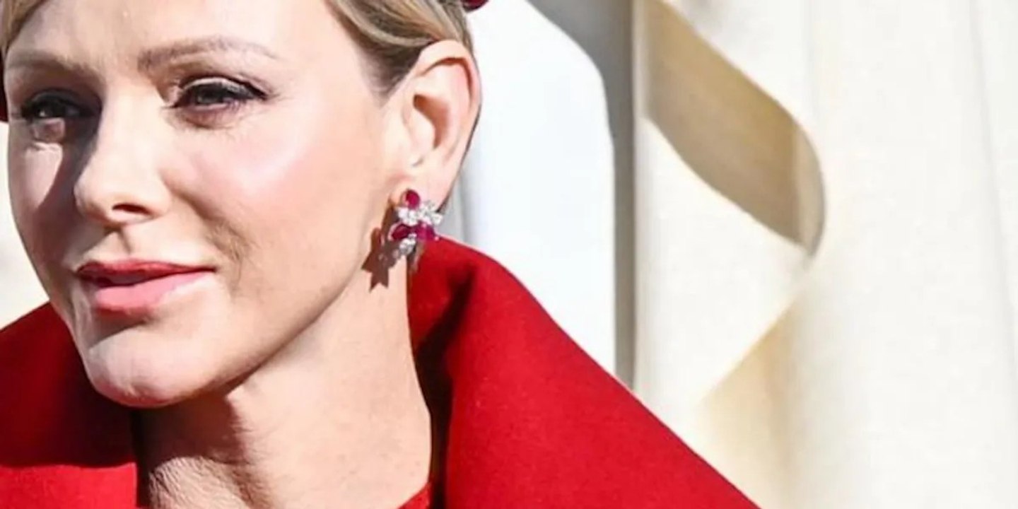 Charlène de Monaco et ses jumeaux : une complicité touchante lors de la Fête nationale, un geste élégant au balcon.