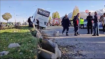 Hafriyat kamyonu yolcu otobüsüne çarptı