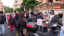 Diritto all'abitare, i movimenti per la casa protestano davanti alla sede di Legacoop, le immagini