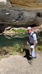 L'eau se reflète sur une pari rocheuse est c'est juste magnifique