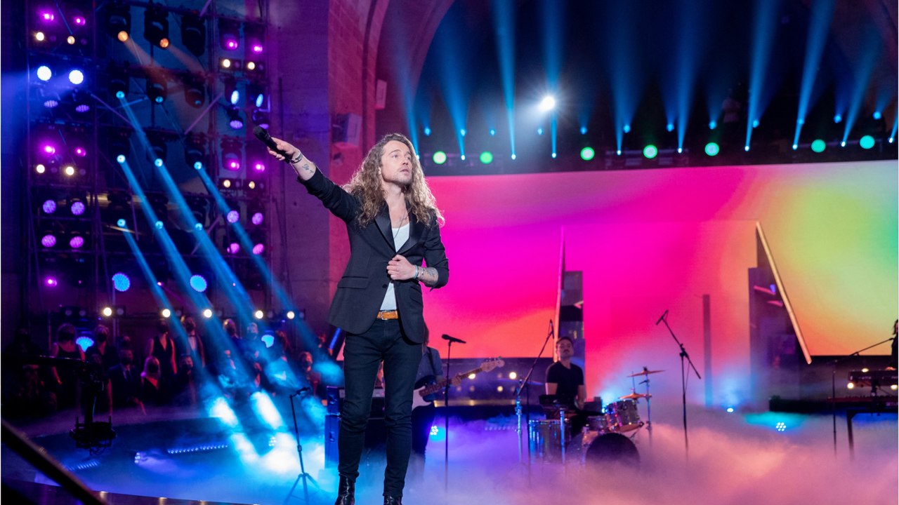 GALA VIDEO - Julien Doré ému en évoquant Aimée, sa grand-mère décédée à 102 ans : “J’ai l’impression de l’avoir rendue fière”