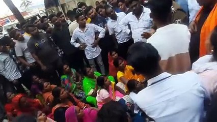 देखो.. फरार भूषण पुलिस हिरासत में, थाने के सामने से उठे प्रदर्शनकारी