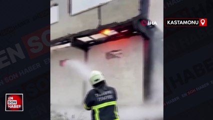 Kastamonu’da iki katlı ahşap ev alev alev yandı