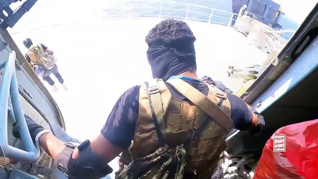 الحوثيون يعرضون مشاهد اختطاف السفينة الإسرائيلية.