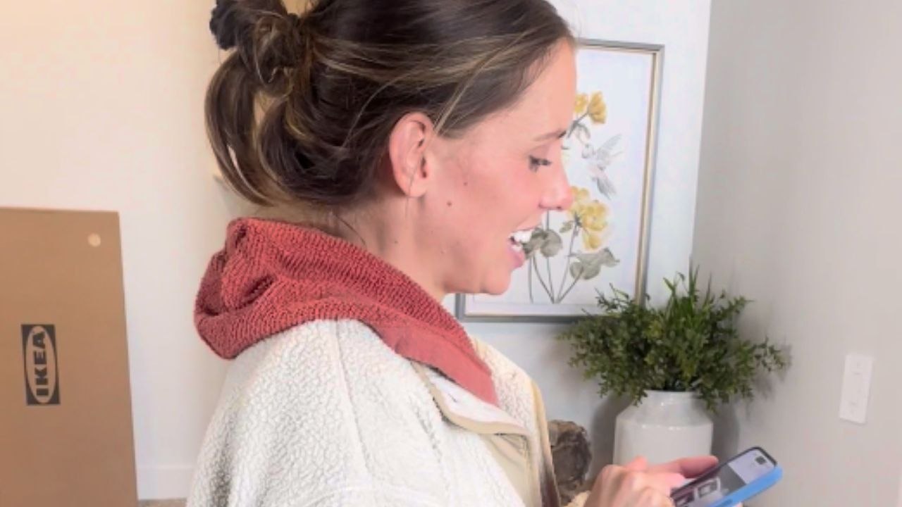 Woman surprises her birthday twin by revealing she's pregnant with twins!