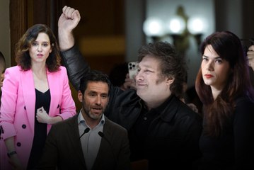 Video herunterladen: La victoria de Milei enfrenta dos modelos opuestos de país en España: así opinan Podemos y PP