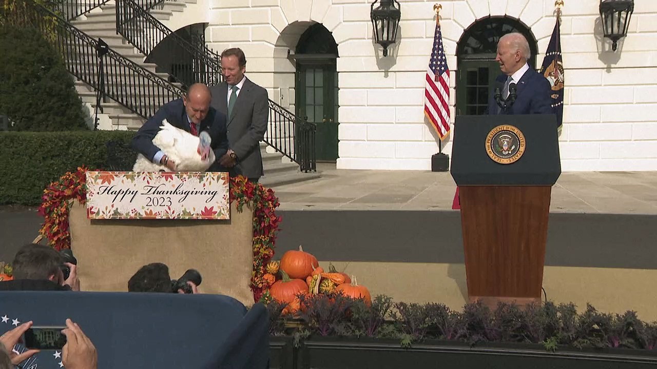 Biden begnadigt Truthähne und witzelt über sein Alter