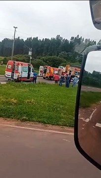 Colisão entre carro e caminhão na PR-323 deixa casal ferido e helicóptero do Samu é acionado