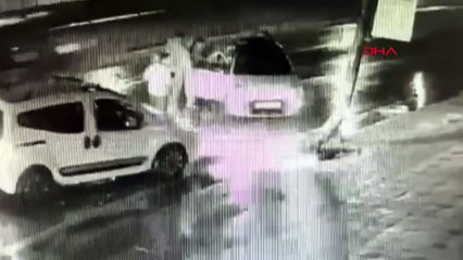 Bursa'da Aydınlatma Direğine Çarpan Otomobil Kazası