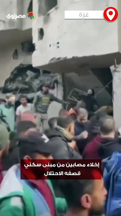 إخلاء مصابين من مبنى سكني قصفه الاحتلال في رفح جنوب قطاع غزة