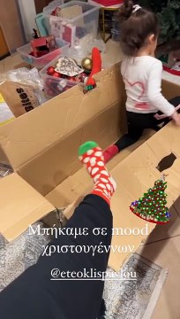 Ψηλό λαμπερό στις αποχρώσεις του κόκκινου και του χρυσού: Το όμορφο έλατο της Ελένης Χατζίδου και του Ετεοκλή Παύλου