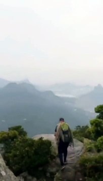 Turista grava momento que raio atinge guia durante trilha na Pedra da Gávea/ RJ
