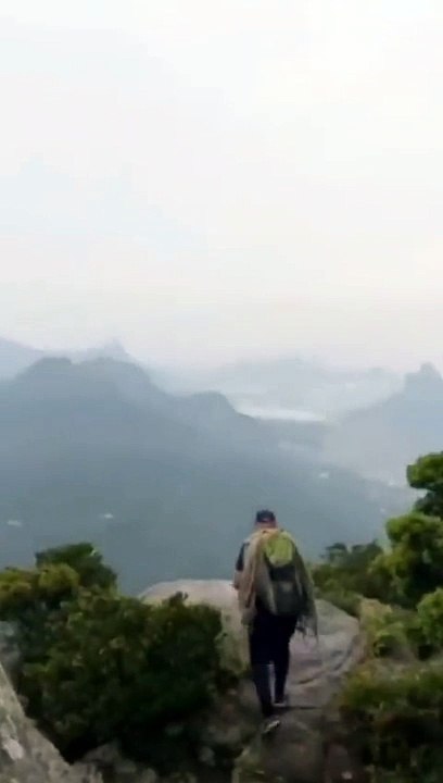 Turista grava momento que raio atinge guia durante trilha na Pedra da Gávea/ RJ
