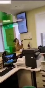 В Подмосковье женщина облила зеленкой сотрудников «Сбербанка» с криками «Слава Украине! Азов! Свободу Азову»