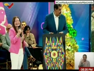 Jefe de Estado recibe obra de arte de parte de la Pdta. del INASS, Magaly Viña