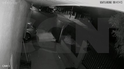 Câmera flagra ladrão fugindo com motocicleta antes de apanhar de populares