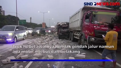 Laka 2 Truk di Tol Jakarta - Tangerang Gegara Hindari Mobil Ngebut, Muatan Tumpah Ruah