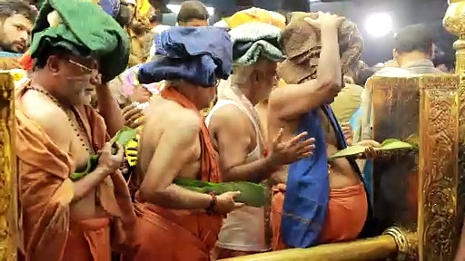 சரணம் கோஷம் முழங்க இருமுடி கட்டி ஐயப்பனை வழிபட்ட அமைச்சர் சேகர்பாபு