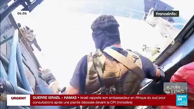 Guerre contre le Hamas : Les folles images d'un cargo appartenant à un homme d'affaire israélien pris d'assaut en mer rouge par des hommes armés avec un drapeau palestinien