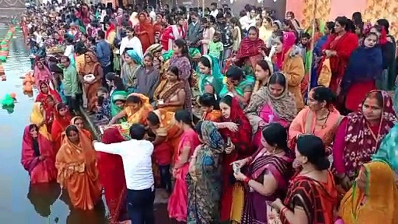 Video Story उगते सूर्य को अघ्र्य देकर महिलाओं ने किया चार दिवसीय छठ पूजा का समापन