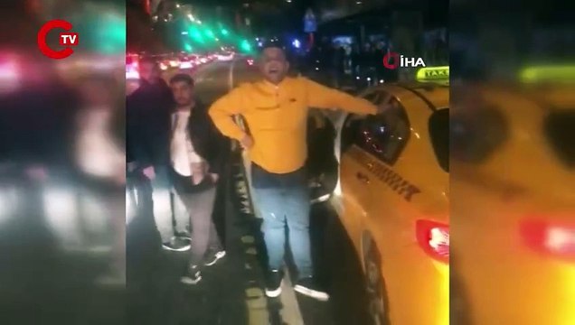 İETT otobüsünde dehşet anları... Taksiyle aracın önünü kesip yumrukladılar!