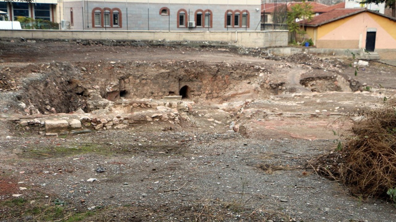 Okul temel kazısında 5 asırlık hamam ortaya çıktı