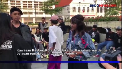 Aksi Bonge CS Pamer Tas Kreatif Berwajah Ganjar-Mahfud MD di Citayem Fashion Week Reborn