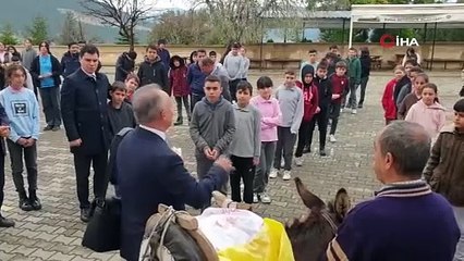 ’Eşekli Dostoyevski’ Bursa Orhaneli’de çocuklarla buluştu