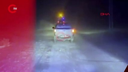 3 saatlik çalışma ile köy yolu açıldı: Ayağı kırılan hastaya ulaşıldı