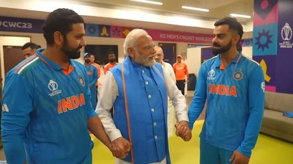 ভারতীয় ক্রিকেটারদের ড্রেসংরুমে প্রধানমন্ত্রী! শামিকে জড়িয়ে ধরে বিরাটকে বাহবা মোদীর