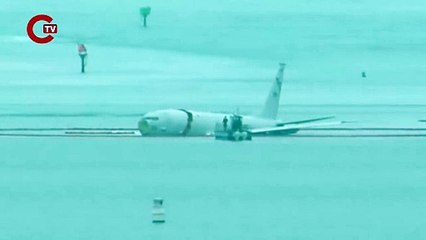 ABD donanmasına ait uçak pisten çıkıp denize düştü