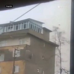 Zonguldak'ta fırtına; çatı olduğu gibi uçtu