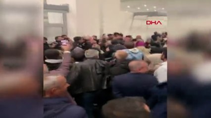 Umre dönüşü havalimanında karşılama arbedesi